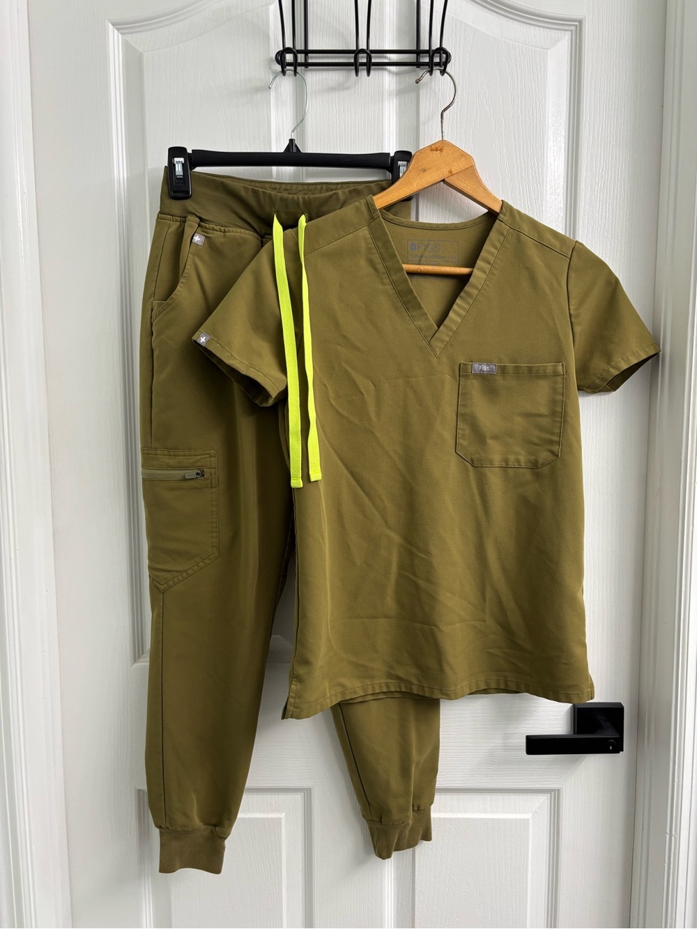 FIGS Women’s Olive Green Scrub Set